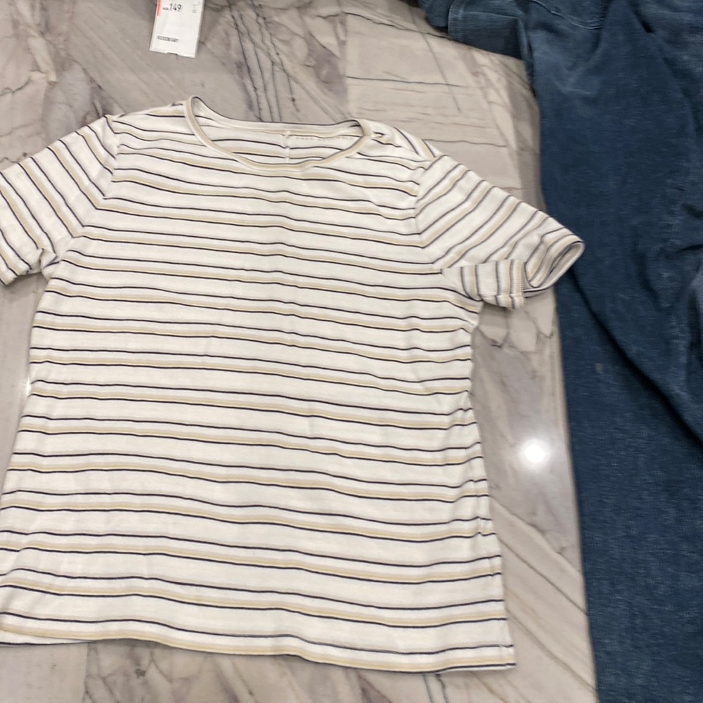 Women’s shirt size xl free assembly brand. Great condition.